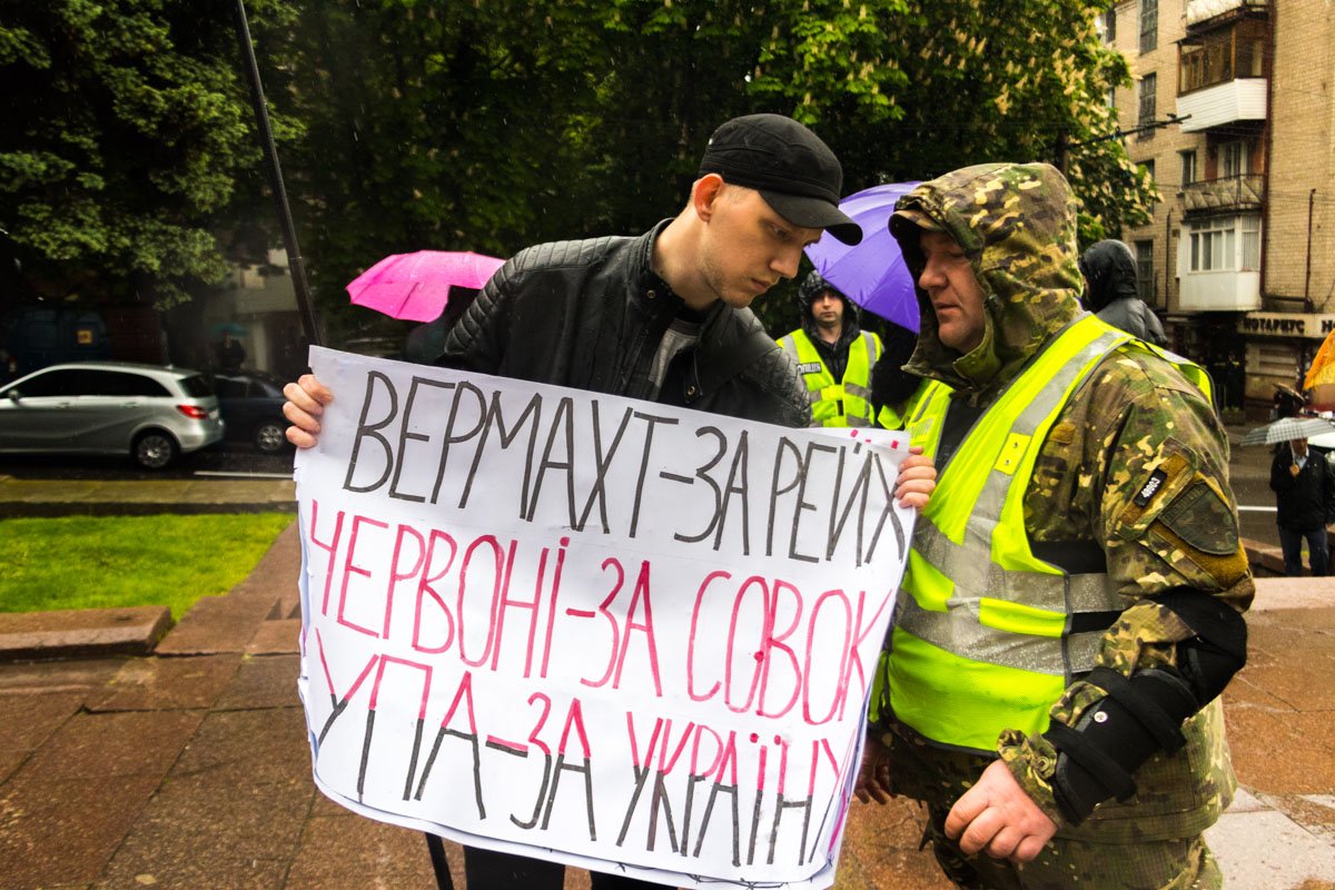 Как объяснили митингующие, акция протеста организована против превращения дня памяти о жертвах эксперимента нацистского и коммунистического тоталитарного режима Как объяснили митингующие, акция протеста организована против превращения дня памяти о жертвах эксперимента нацистского и коммунистического тоталитарного режима