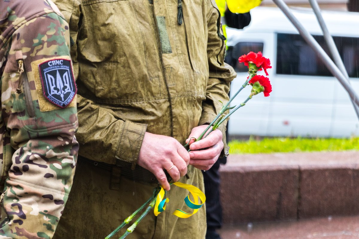 Также митингующие возложили цветы к Монументу Вечной Славы, чтобы почтить память погибших Также митингующие возложили цветы к Монументу Вечной Славы, чтобы почтить память погибших