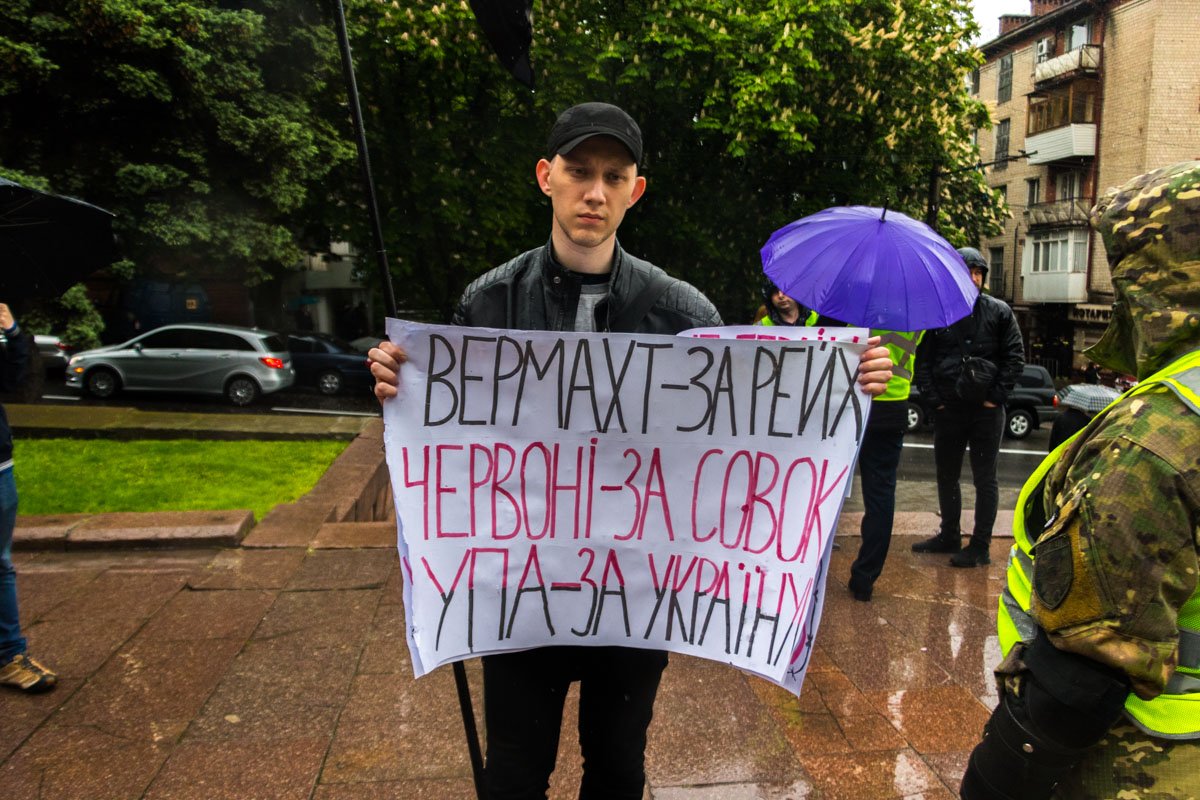 Во время акции к митингующим подошли правоохранители и попросили спрятать плакаты, чтобы не провоцировать инакомыслящих людей на конфликт Во время акции к митингующим подошли правоохранители и попросили спрятать плакаты, чтобы не провоцировать инакомыслящих людей на конфликт