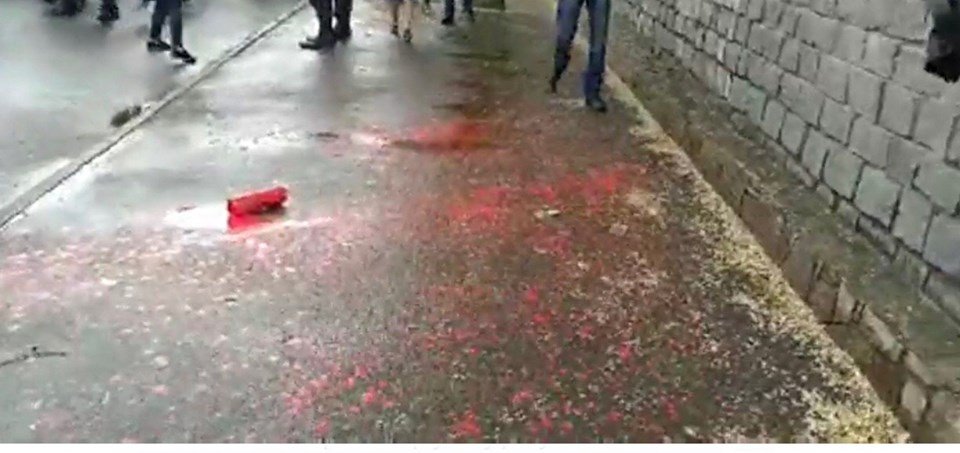 Бутылка с краской прилетела из-за стены. Бутылка с краской прилетела из-за стены.