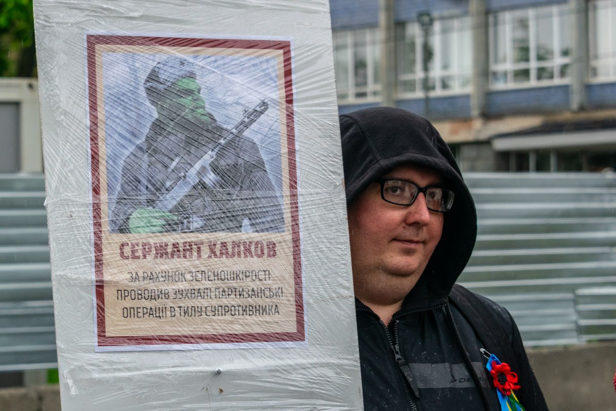 Вместо портретов героев войны — таблички с персонажами комиксов Вместо портретов героев войны — таблички с персонажами комиксов