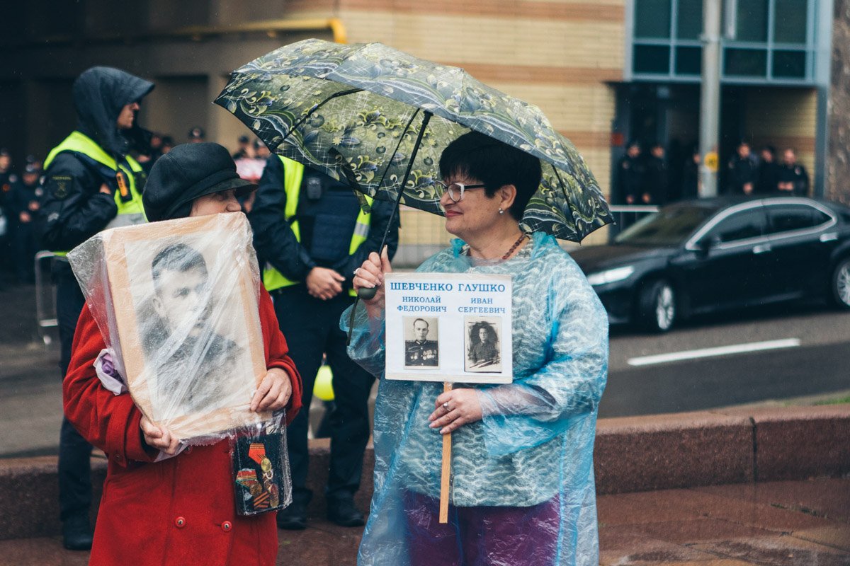 Портреты тоже под зонтом