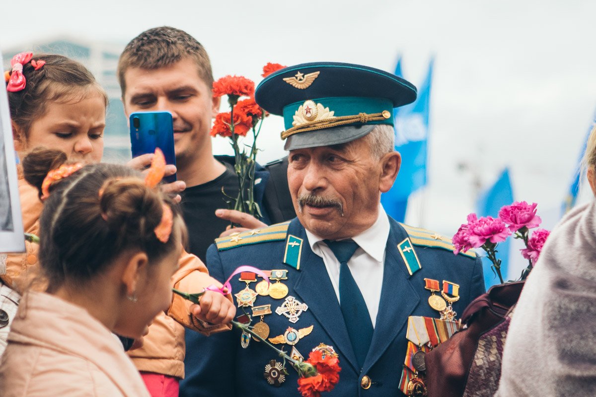 Город заполнили гвоздики