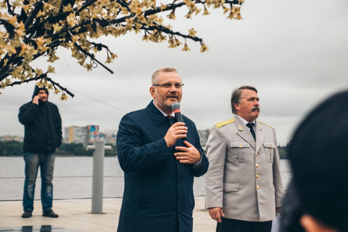 Давайте представим, что он говорит что-то приятное, читает хокку, например