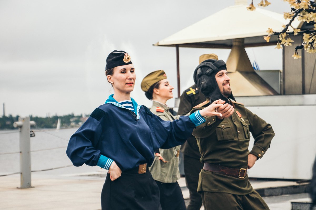 Хорошо хоть без красных знамен