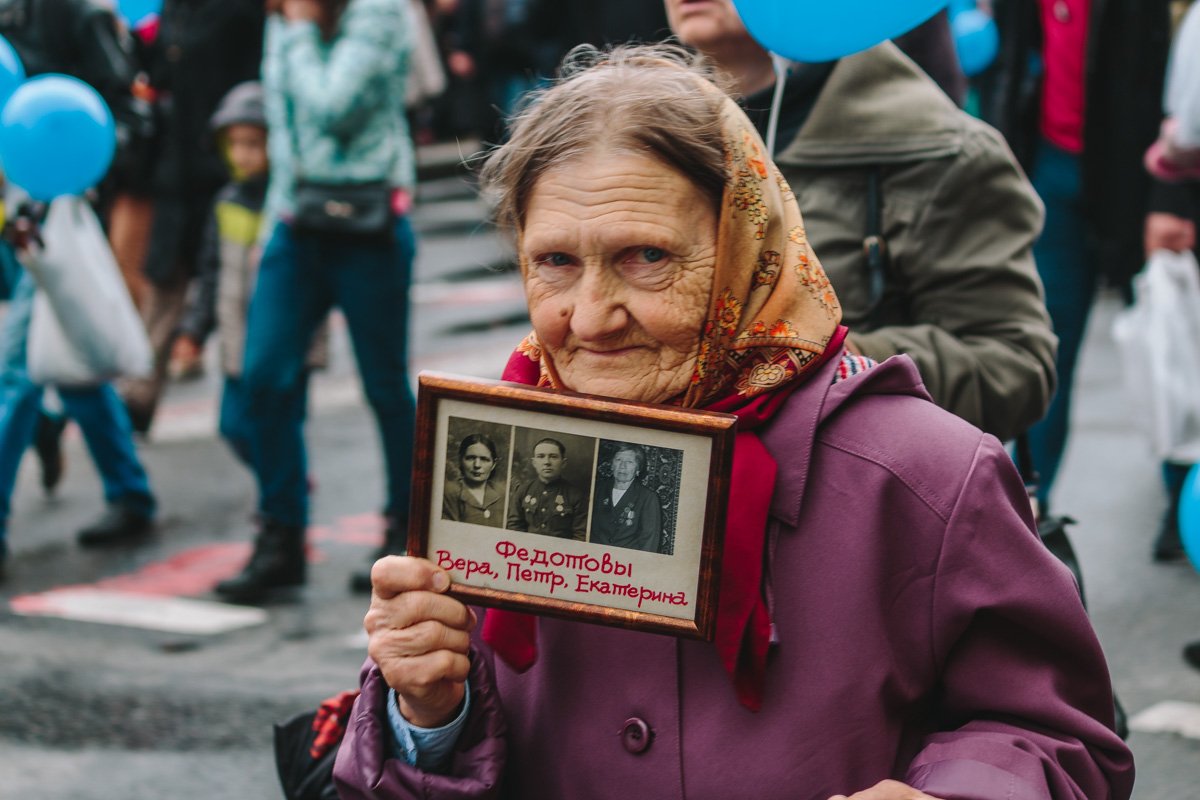 А кто-то и правда пришел, чтобы почтить память...
