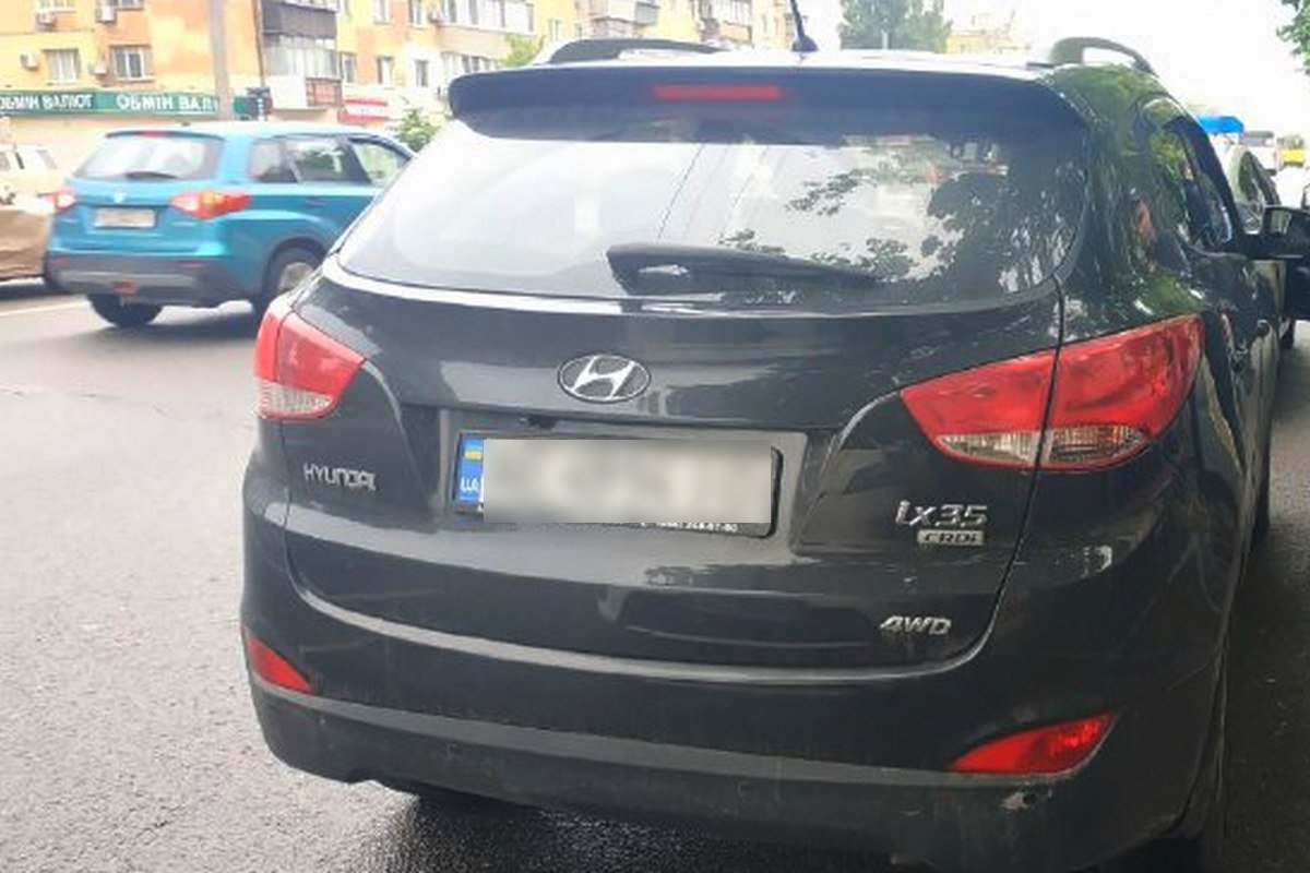 Рядом с местом, откуда летела бутылка с краской, "засветился" автомобиль Hyundai Рядом с местом, откуда летела бутылка с краской, "засветился" автомобиль Hyundai