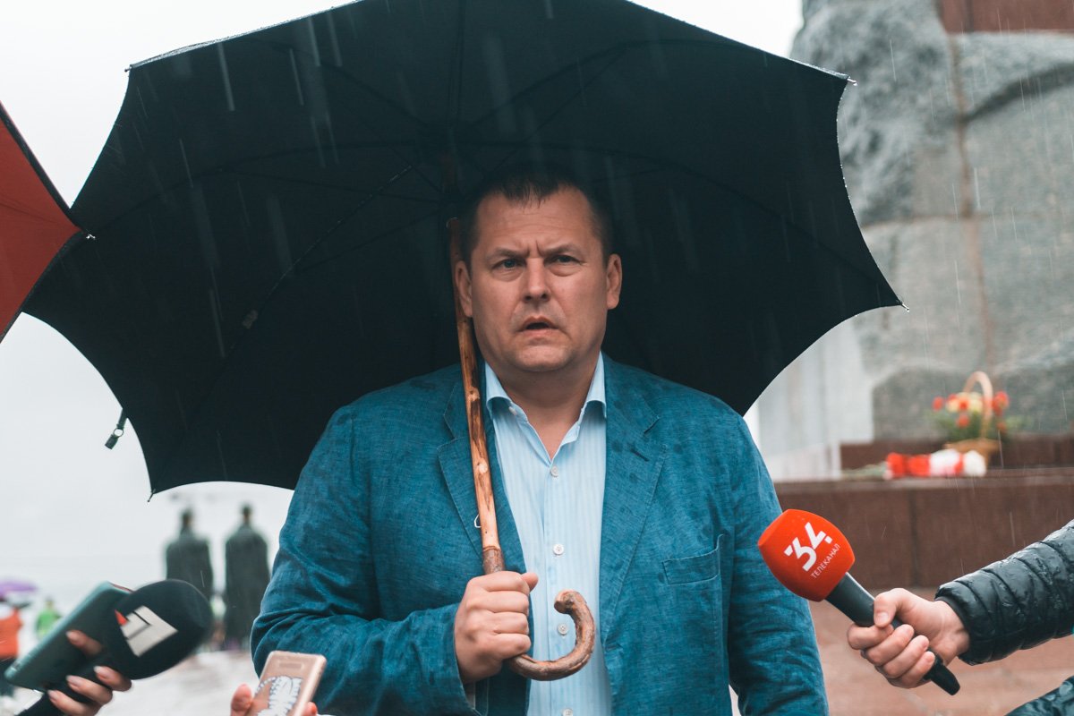 В Днепре под проливным дождем возложили цветы к памятнику Славы В Днепре под проливным дождем возложили цветы к памятнику Славы