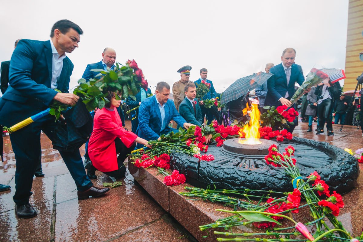 Утром у монумента «Вечная Слава» собрались участники боевых действий тех времен, жители Днепра и официальные лица Утром у монумента «Вечная Слава» собрались участники боевых действий тех времен, жители Днепра и официальные лица