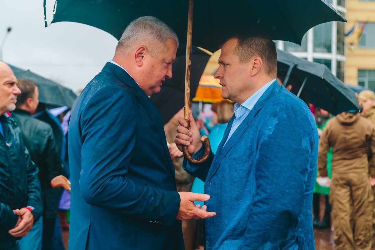 Мэр Днепра Борис Филатов подчеркнул: дождевая погода не повлияла на запланированные официальные мероприятия Мэр Днепра Борис Филатов подчеркнул: дождевая погода не повлияла на запланированные официальные мероприятия