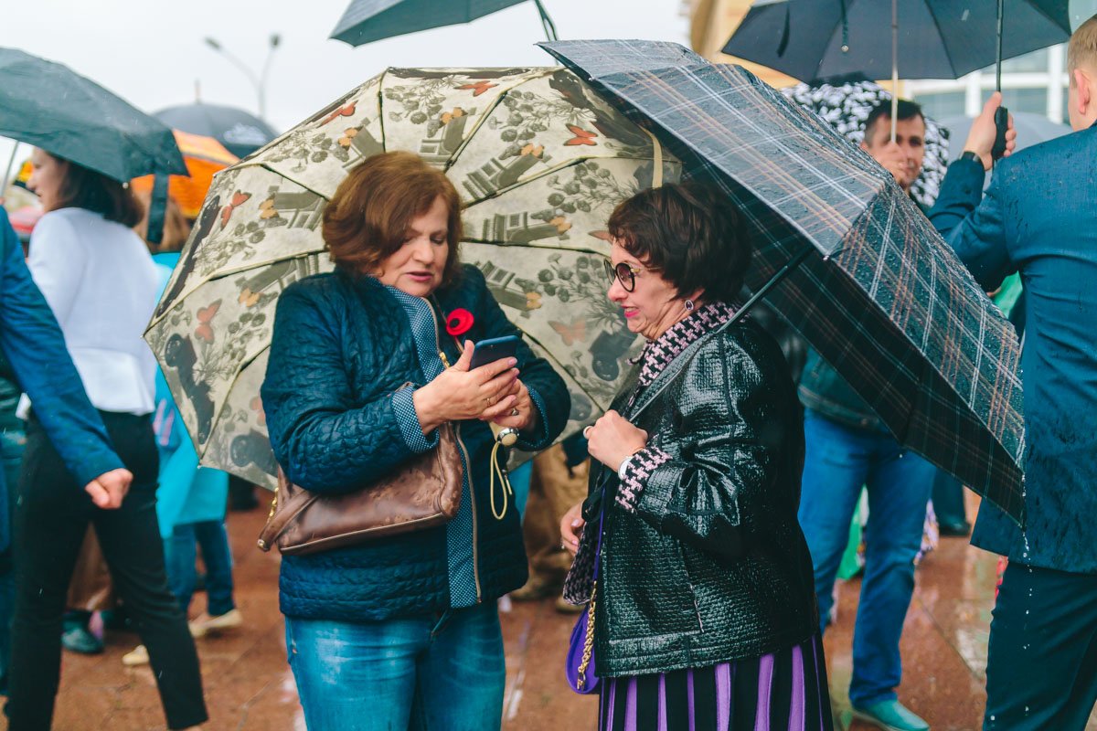 Под зонтами уютно Под зонтами уютно