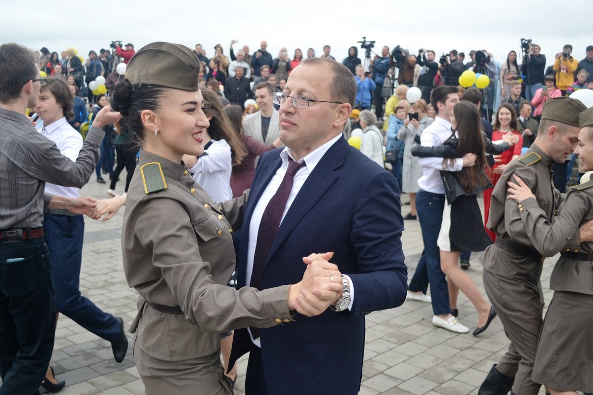 Рекорд: 200 пар закружились в «Вальсе життя» на Фестивальном в Днепре 1
