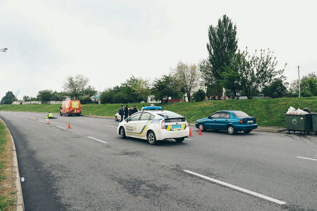 Женщина переходила в неположенном месте Женщина переходила в неположенном месте