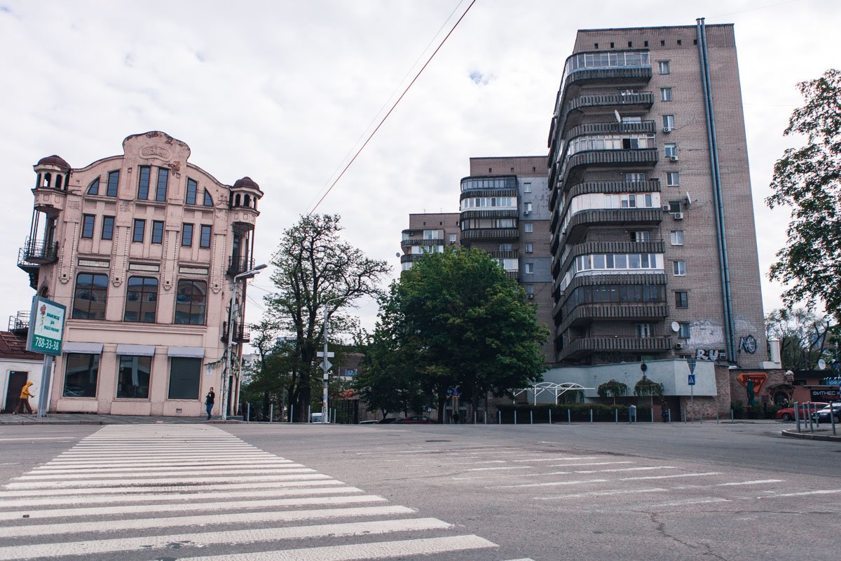 На месте фабрики располагался базар