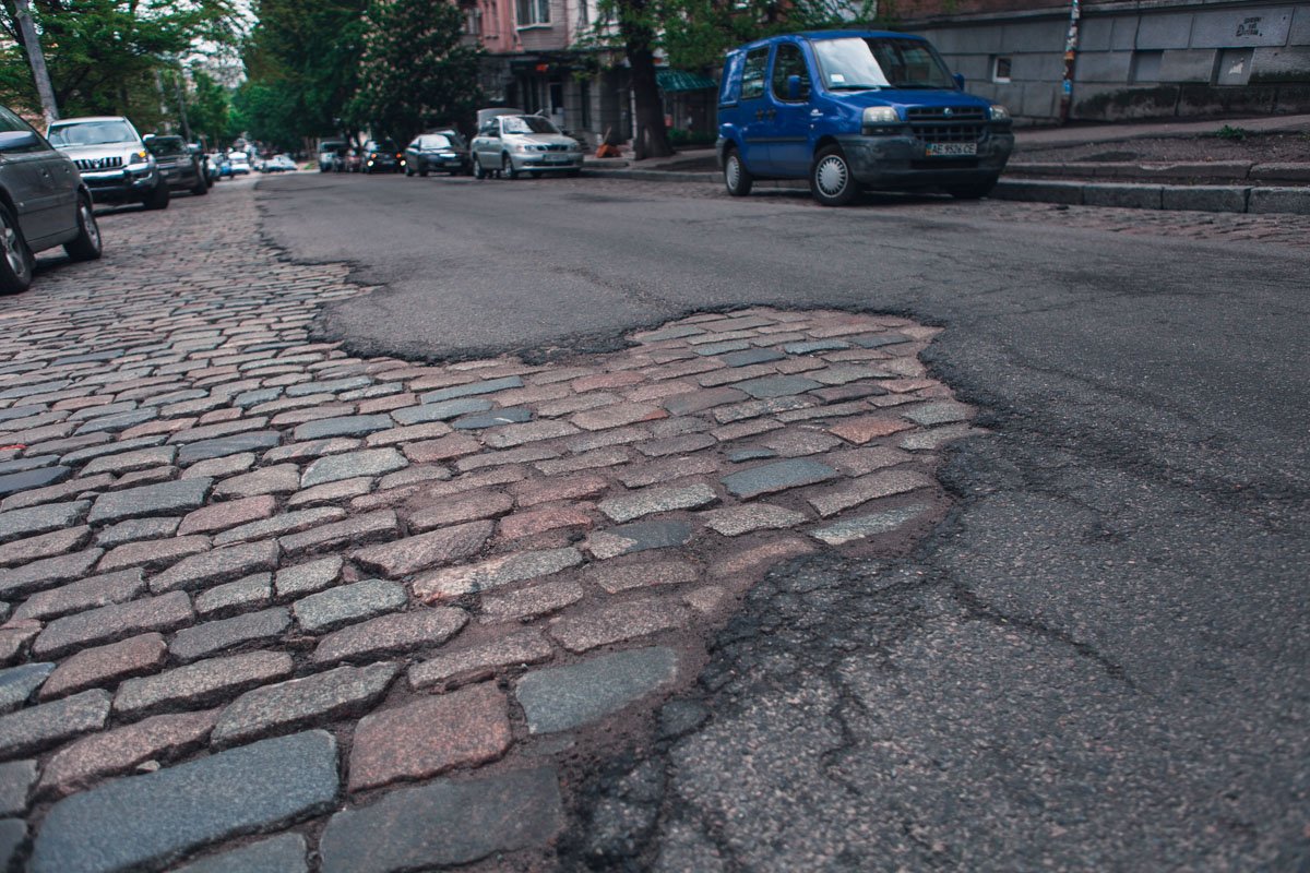 Тут также сохранились участки дороги, вымощенные камнем
