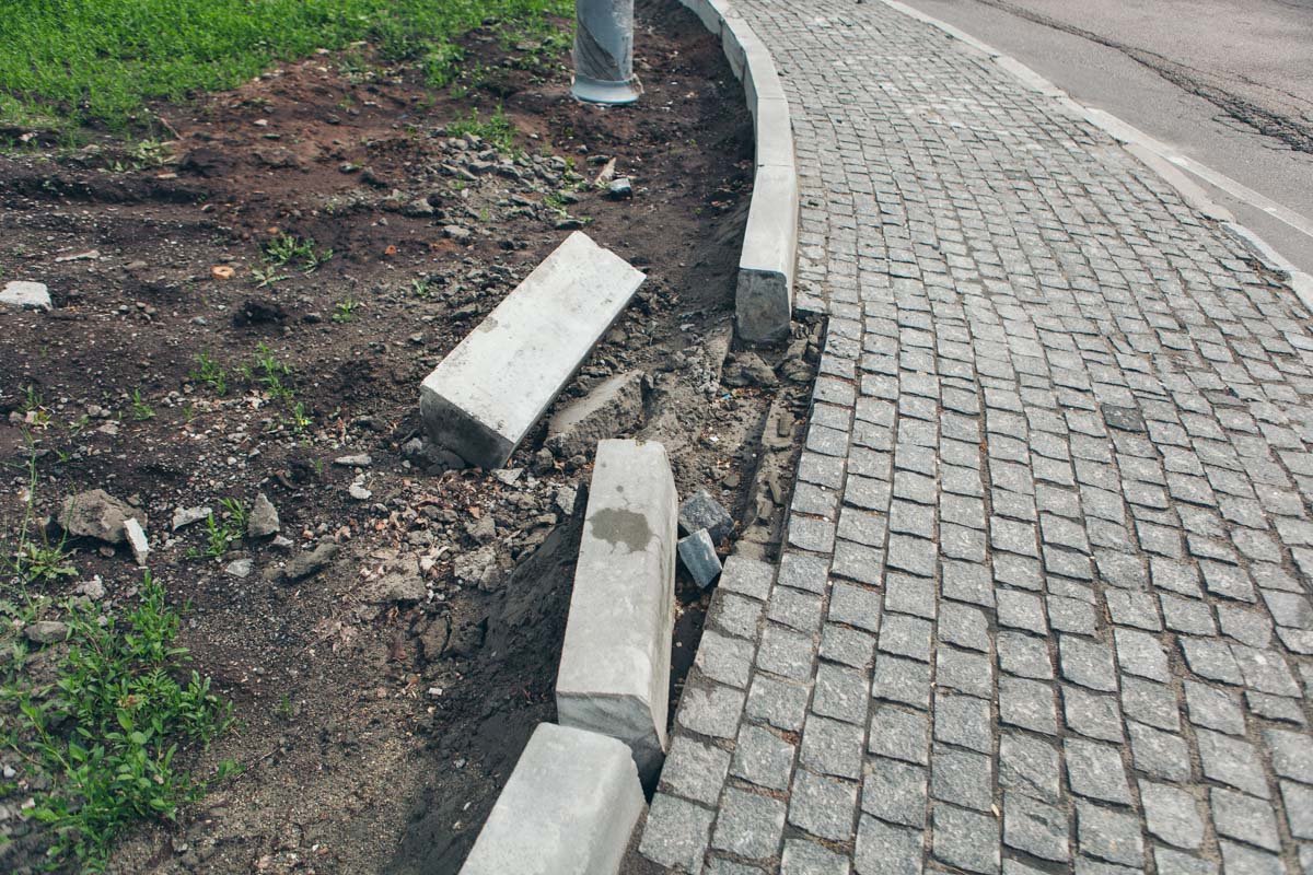 На участке появился направляющий островок, островок безопасности, фартук для грузовиков и непосредственно само кольцо На участке появился направляющий островок, островок безопасности, фартук для грузовиков и непосредственно само кольцо