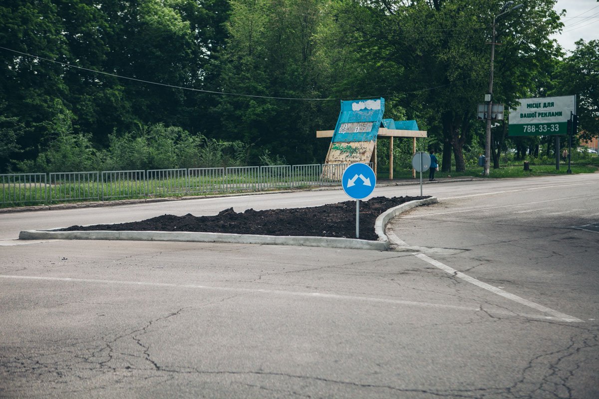 На опасном перекрестке появилась новая разметка, а старые дорожные знаки заменили новыми На опасном перекрестке появилась новая разметка, а старые дорожные знаки заменили новыми