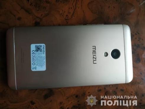 В Днепре женщина увидела, как грабят девушку и погналась за грабителем В Днепре женщина увидела, как грабят девушку и погналась за грабителем