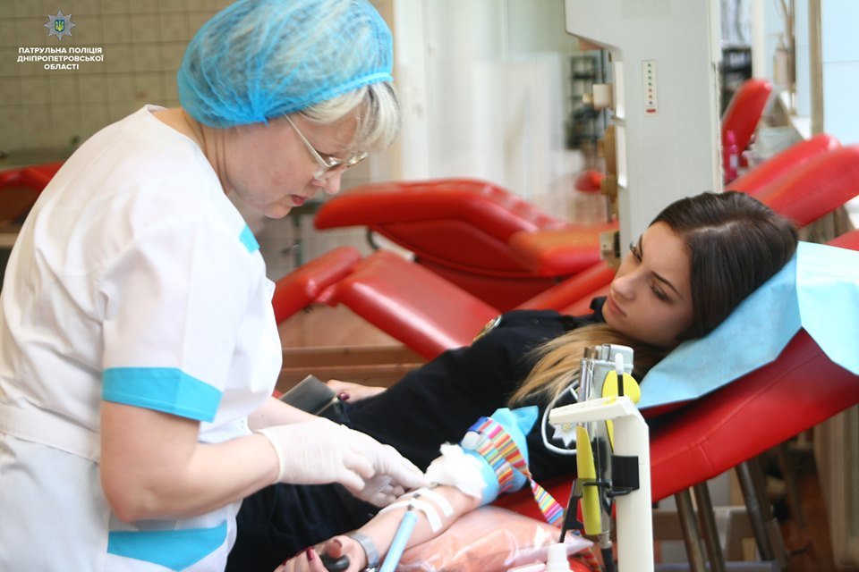 Патрульные Днепра приняли участие во всеукраинской акции по сдаче крови