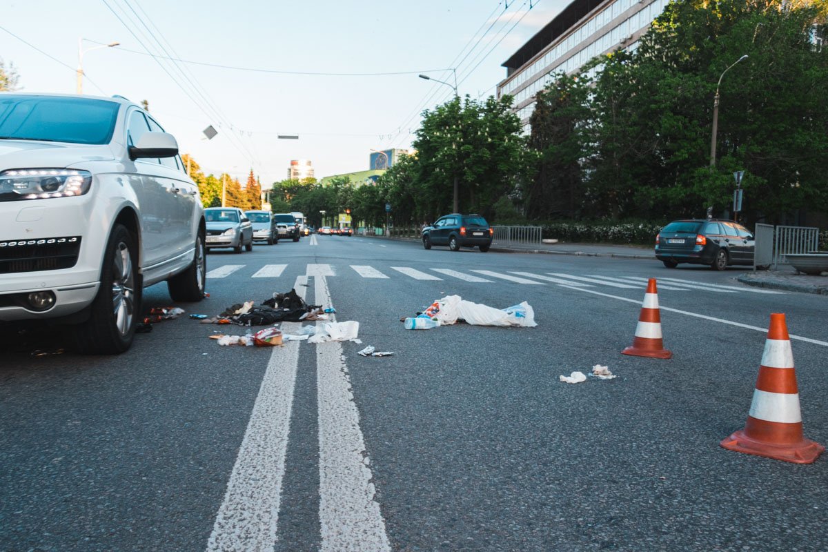 Мусор разбросало по дороге