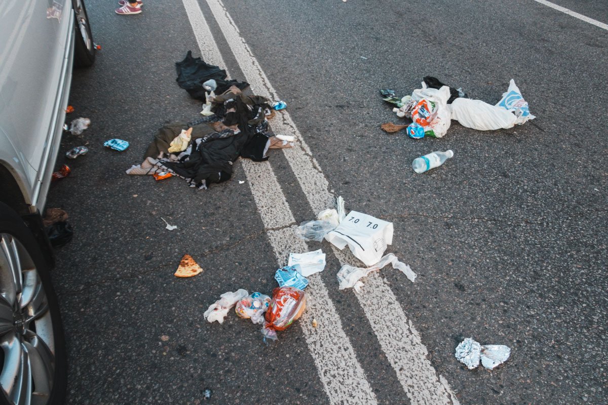 Женщина переходила по зебре