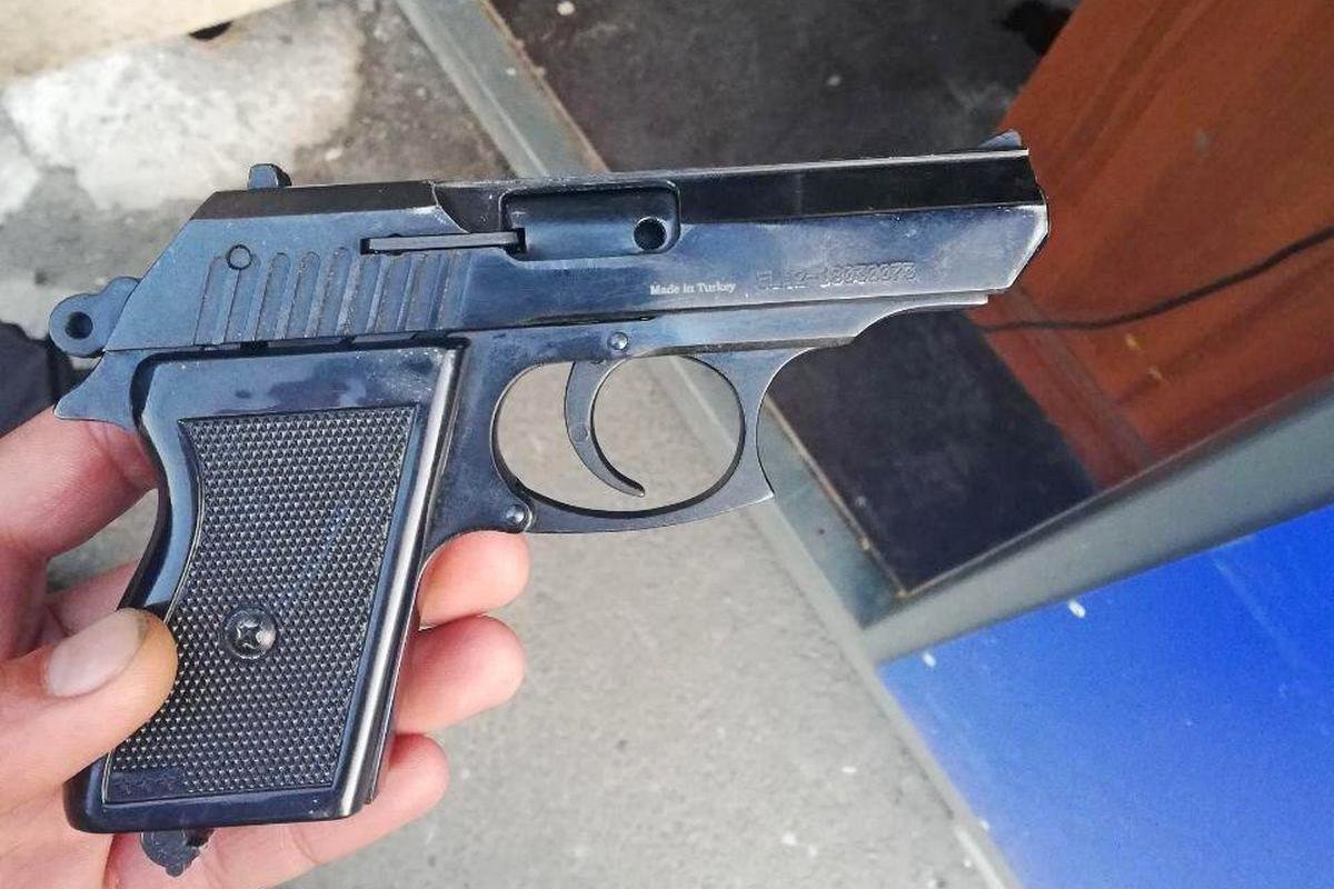 При себе у 27-летнего мужчины был стартовый пистолет