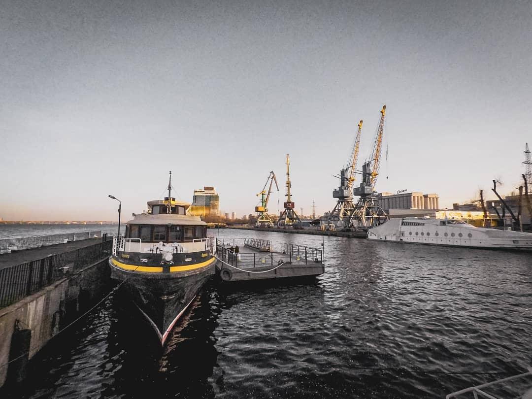 Если долго смотреть на людей, то начинаешь скучать по морю. Фото: ph_rfs