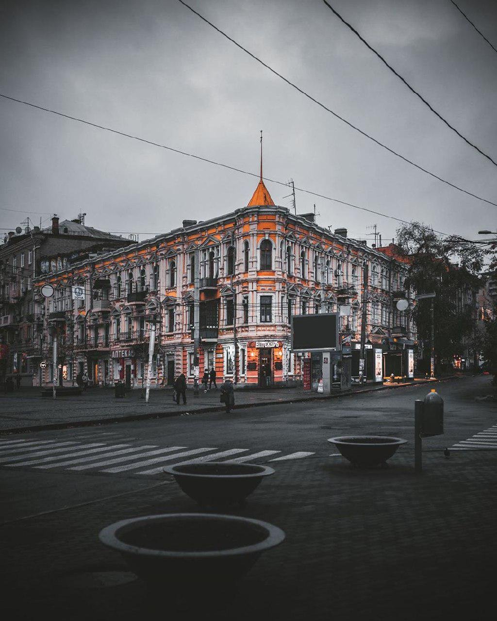 Один из хранителей истории города. Фото: artemlazarev_ph