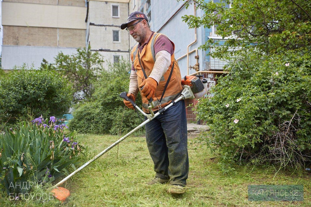 В Каменском начали активно косить траву 3