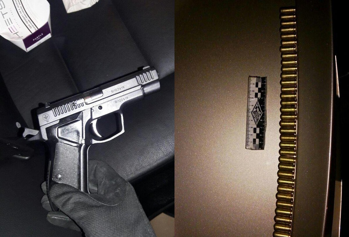 На заднем сидении автомобиля лежал пистолет и 33 патрона к нему На заднем сидении автомобиля лежал пистолет и 33 патрона к нему