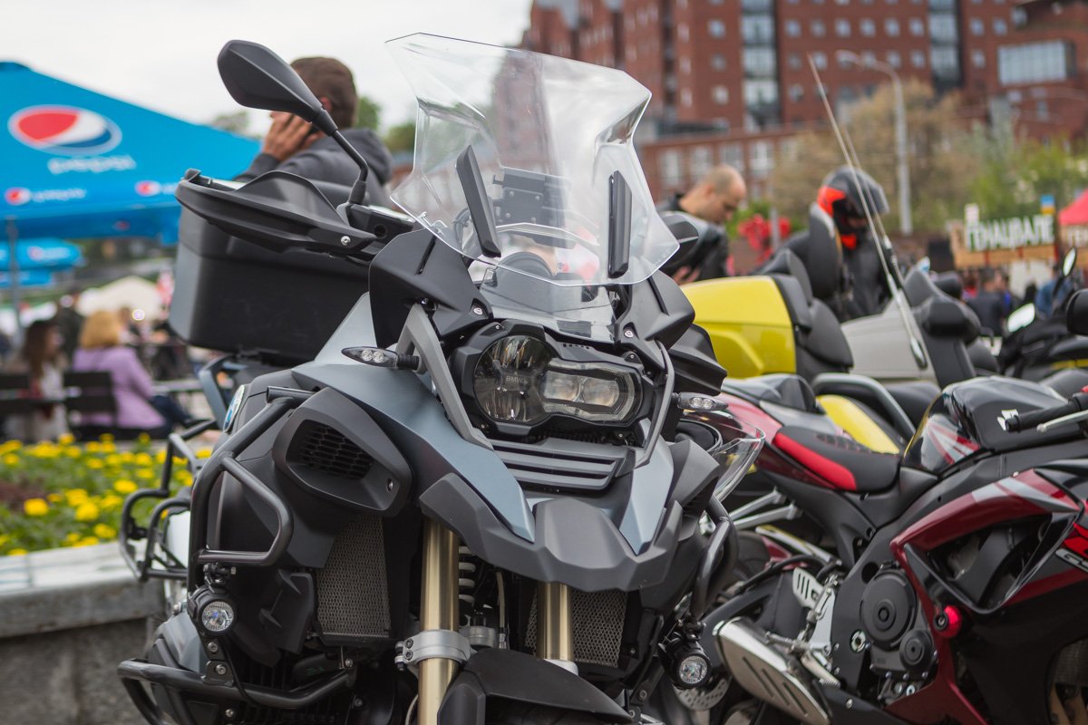 С разных уголков страны в город приехали сотни байкеров С разных уголков страны в город приехали сотни байкеров