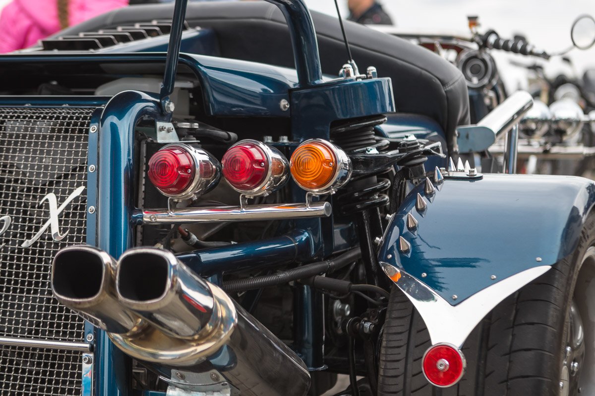 В этой взбесившейся вселенной есть всего лишь три надежные вещи — своя голова, друзья и мотоцикл В этой взбесившейся вселенной есть всего лишь три надежные вещи — своя голова, друзья и мотоцикл