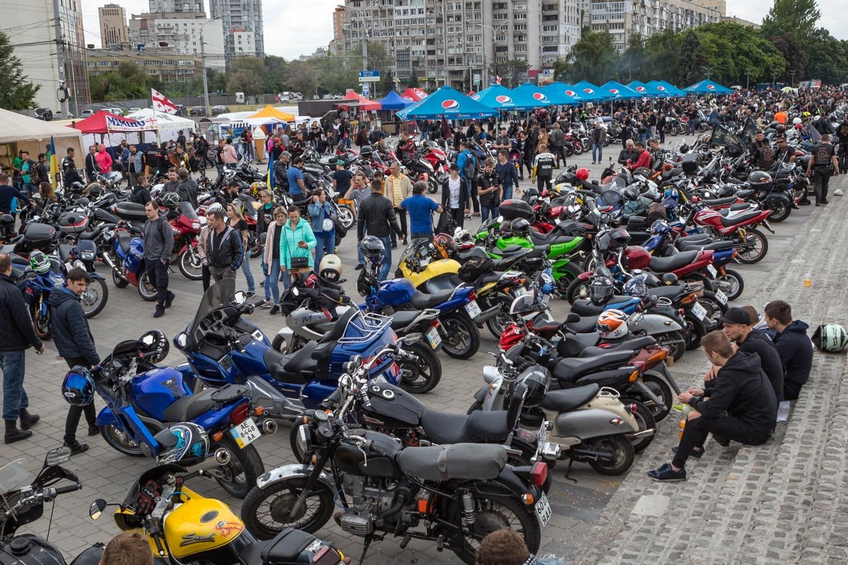 Мотоциклистов собралось около полутысячи Мотоциклистов собралось около полутысячи
