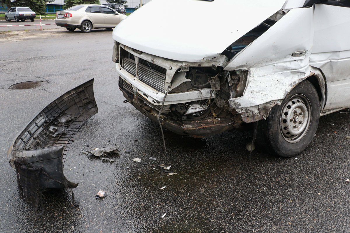В момент удара в салоне маршрутки были люди, но все они остались целыми и невредимыми