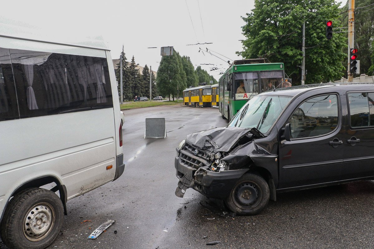Предварительно, водитель Fiat на повороте вылетел на встречку, где в лоб ударил маршрутку
