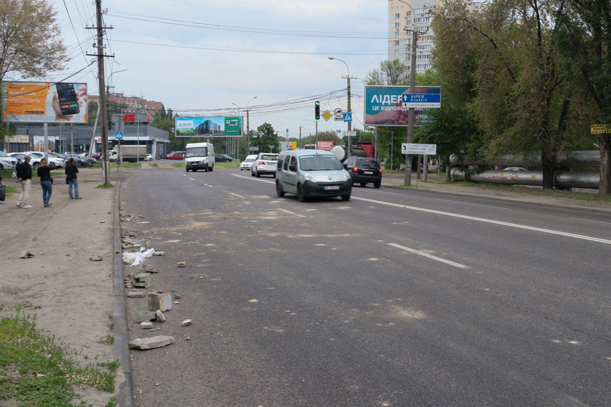 За перекрестком с Кодацким спуском автомобиль немного "шатнуло" на повороте  За перекрестком с Кодацким спуском автомобиль немного "шатнуло" на повороте