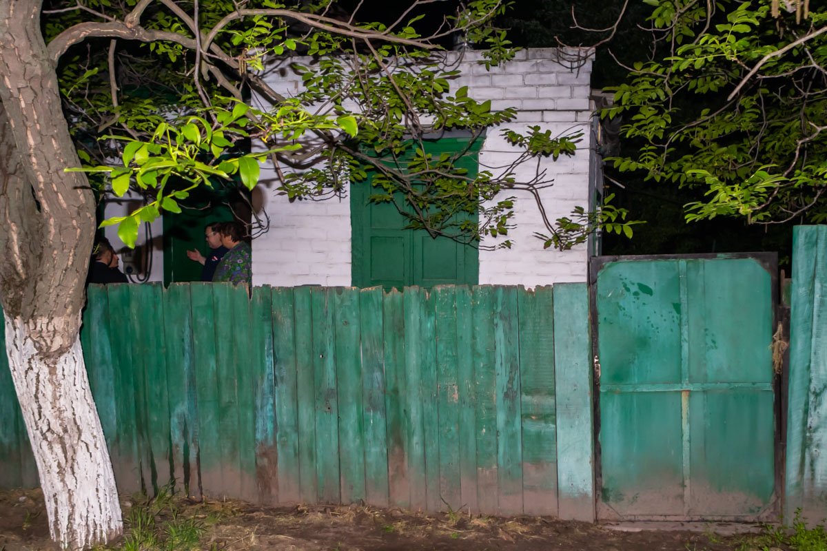 Правоохранители обследовали место инцидента  Правоохранители обследовали место инцидента