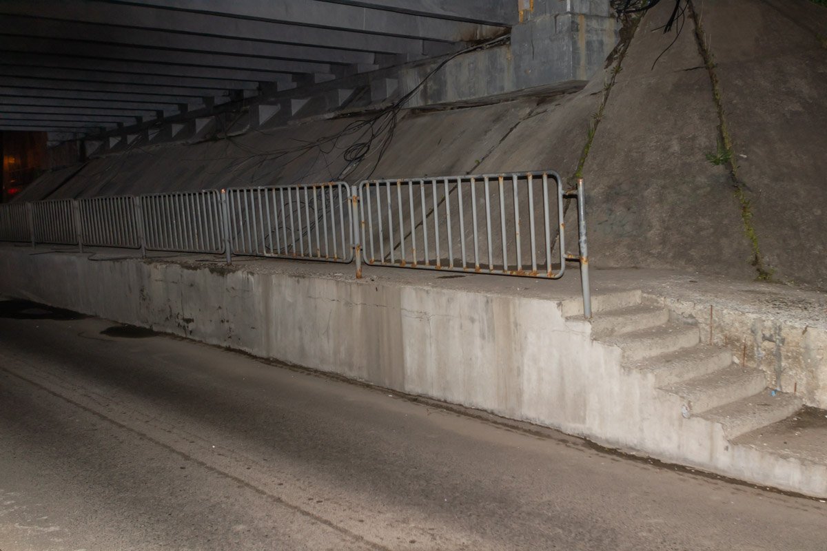 От удара парня подкинуло на лестницу перехода