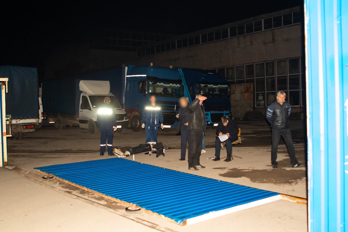 На территории предприятия погиб мужчина