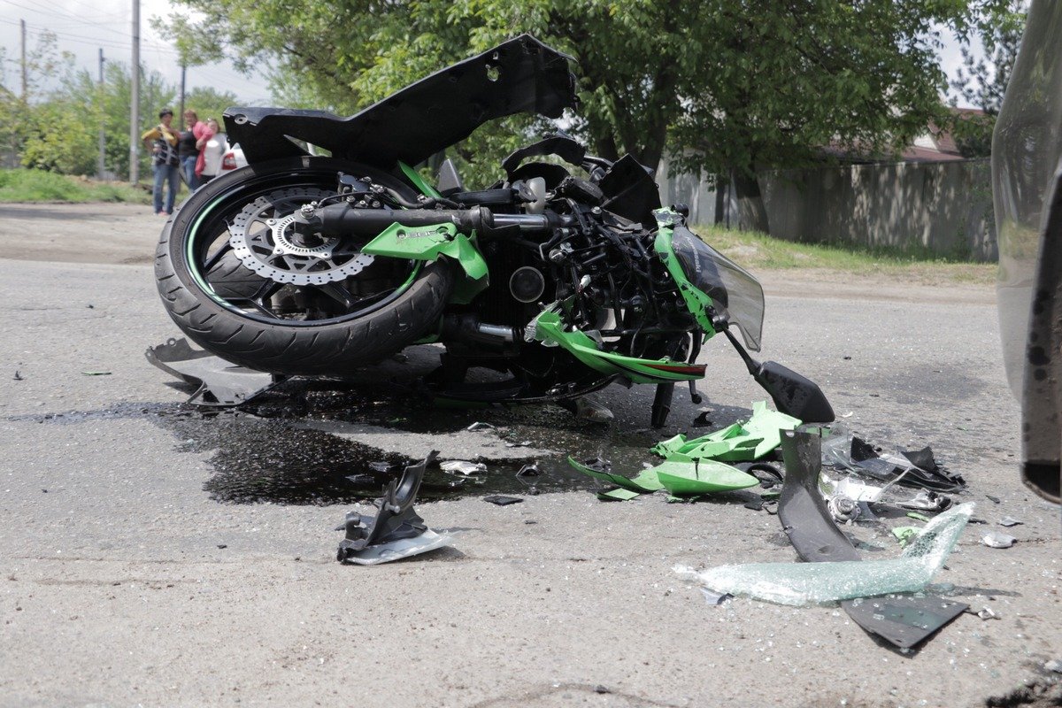 Из мотоцикла вытекло топливо Из мотоцикла вытекло топливо