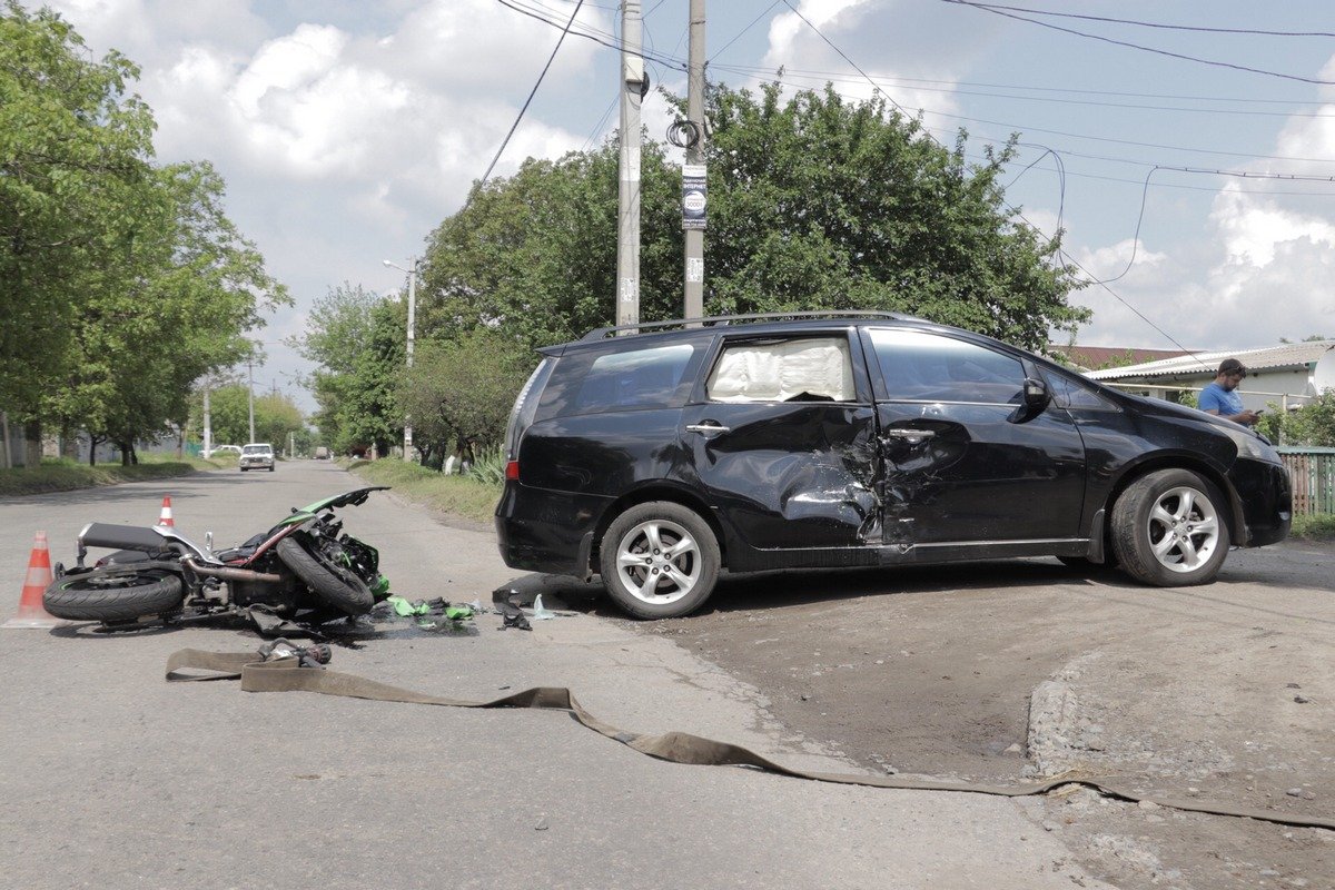 Предварительно, водитель авто не уступил дорогу мотоциклисту Предварительно, водитель авто не уступил дорогу мотоциклисту
