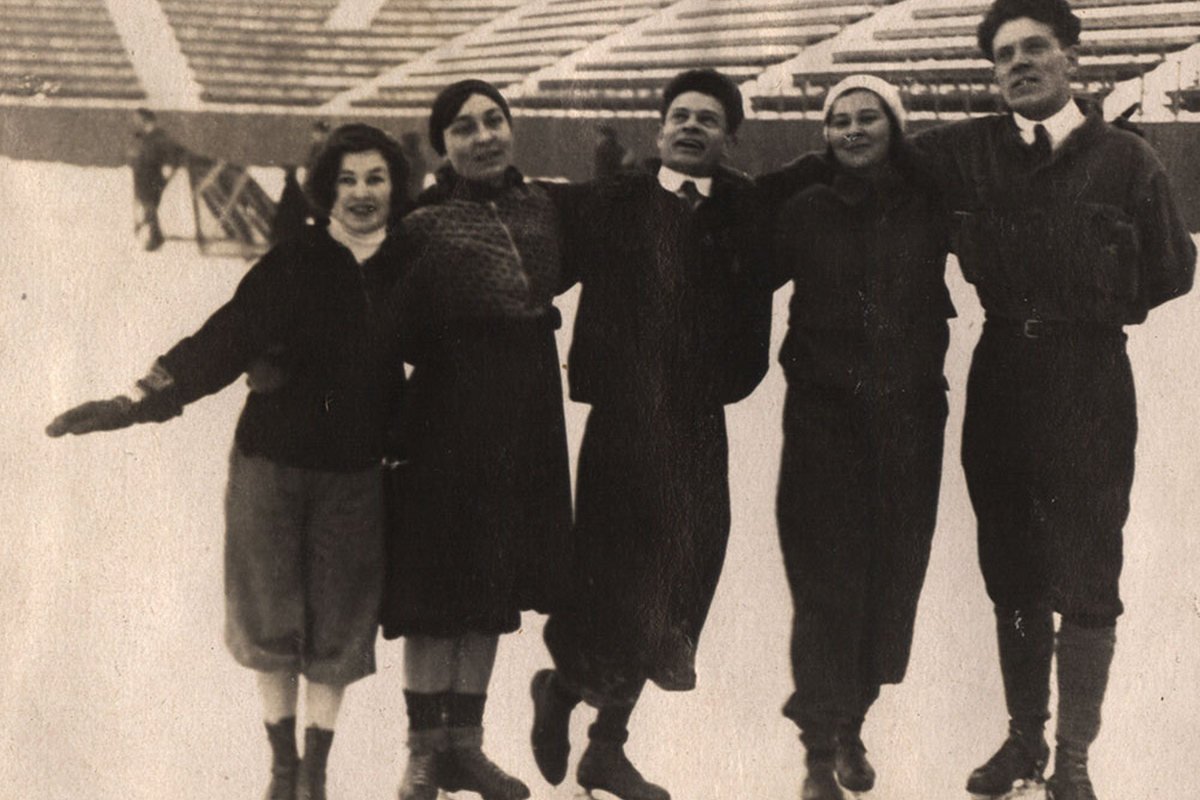 Кроме футбольных матчей поле стадиона использовали так же как каток Кроме футбольных матчей поле стадиона использовали так же как каток