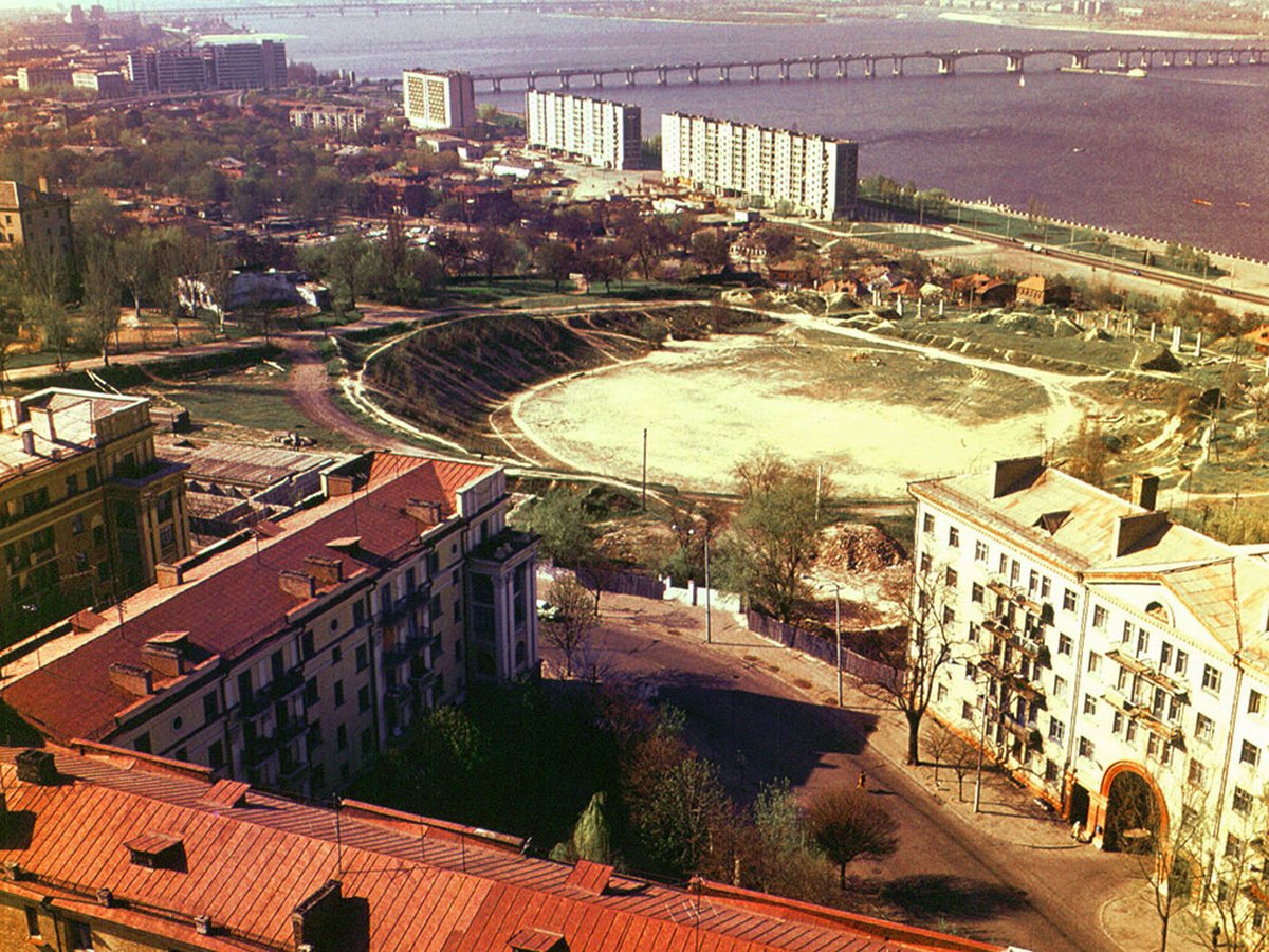 Вот так бывший стадион выглядел в 70-х, трибун уже нет, остался только склон Вот так бывший стадион выглядел в 70-х, трибун уже нет, остался только склон