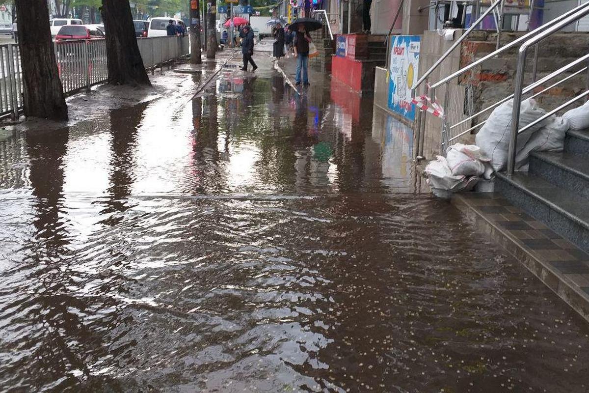 Если что, "пенку" на подошве кроссовок можно отбелить зубной пастой Если что, "пенку" на подошве кроссовок можно отбелить зубной пастой