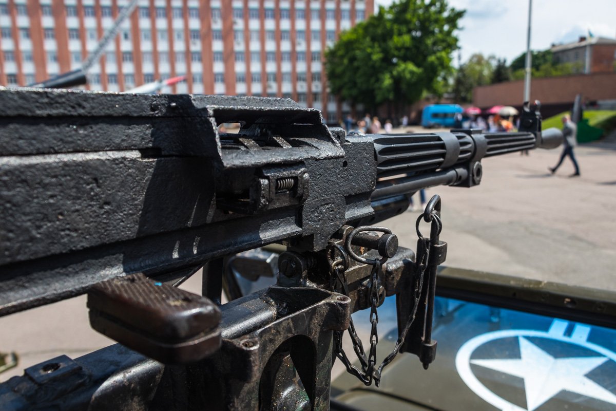 В салоне военного Willys установлен пулемет