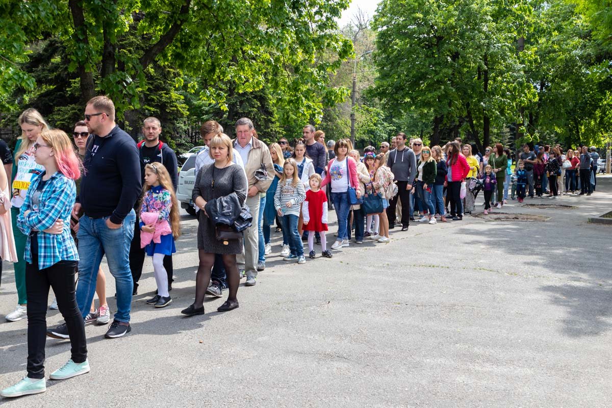 Люди выстроились в очереди, чтобы попасть на праздник Люди выстроились в очереди, чтобы попасть на праздник