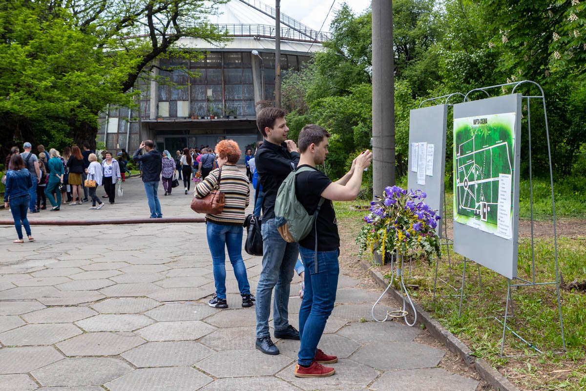Собрались люди разных возрастов Собрались люди разных возрастов