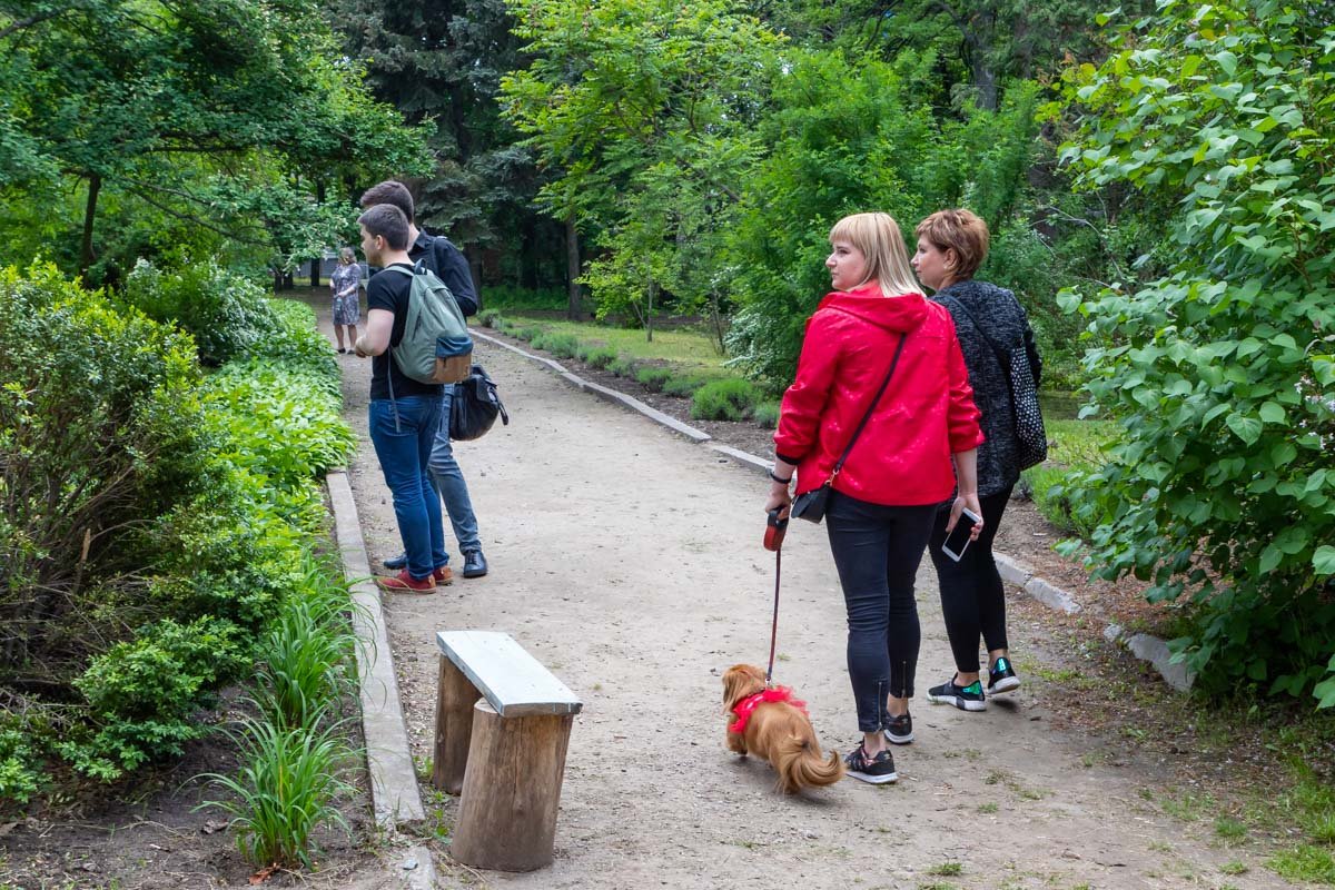 Многие не упустили возможность погулять в ботсаду в выходной день Многие не упустили возможность погулять в ботсаду в выходной день