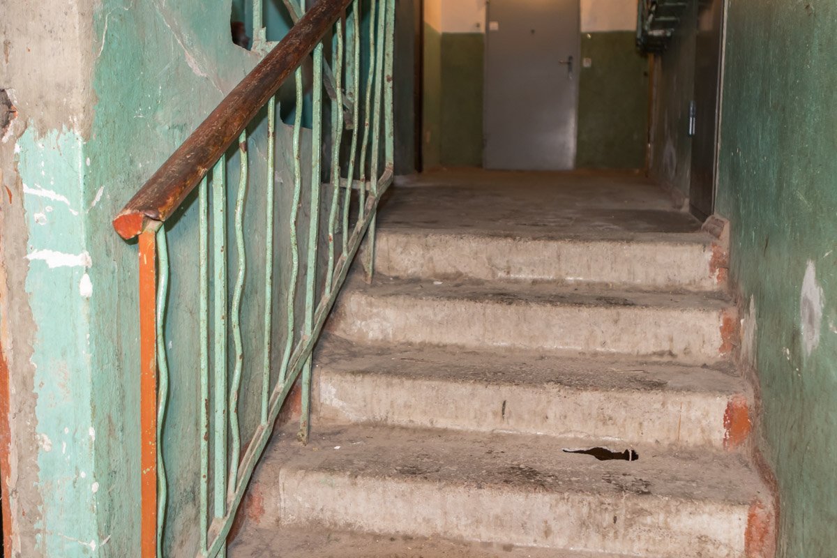 Запах просачивается в подъезд через скол в лестнице Запах просачивается в подъезд через скол в лестнице