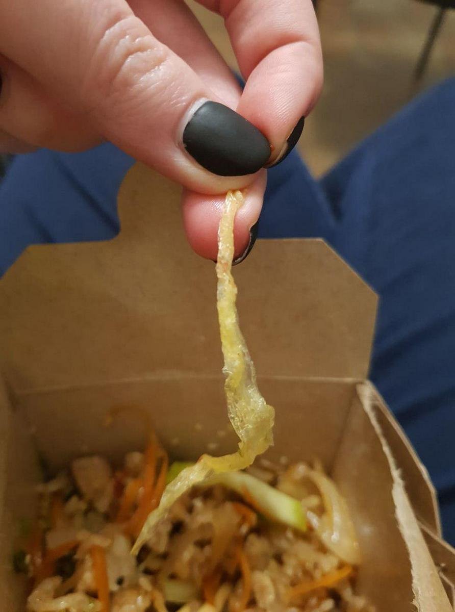 Девушка нашла клеенку в рисе Девушка нашла клеенку в рисе